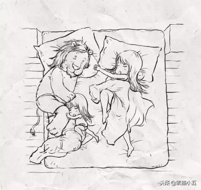 一个父亲给大家展示女儿画的画,给妈妈画一幅世界上最漂亮的画