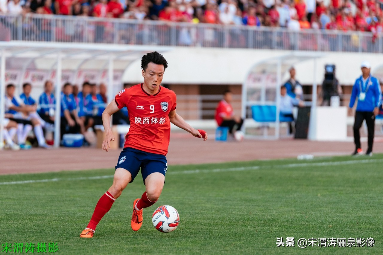 他有意识，脚下的控球和突破技术，任意球出色，左脚打门力量奇大