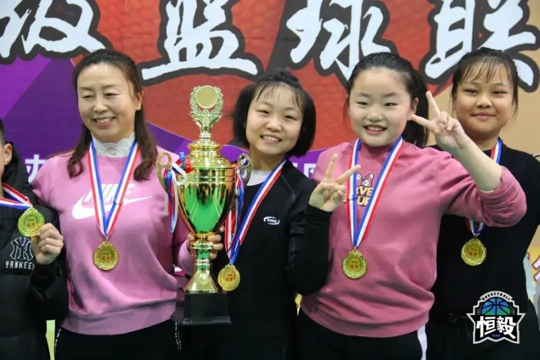 寒冷的冬夜挡不住奔跑脚步,寒冷挡不住小朋友的运动热情