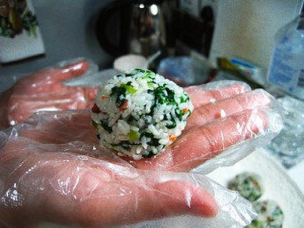 家里只有剩饭和鸡蛋怎么做饭团,家里只有剩饭怎么做好吃的饭团