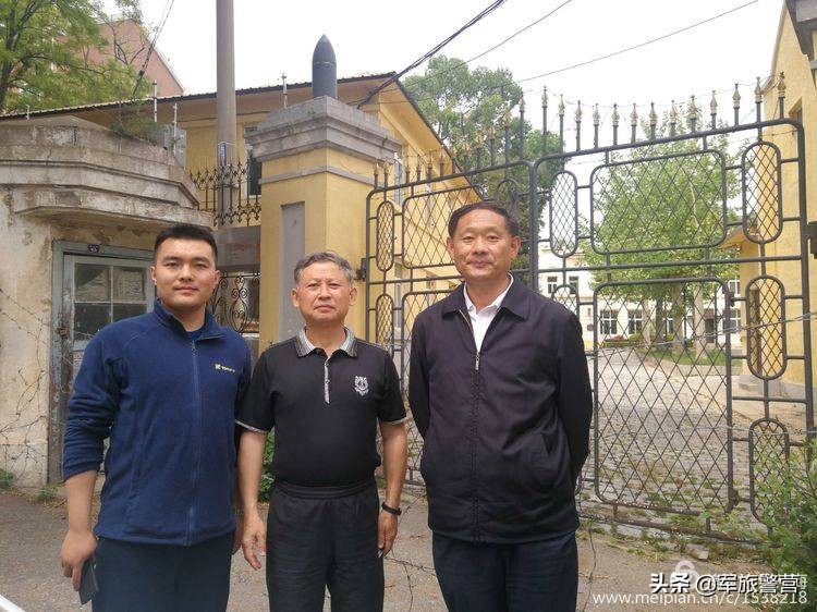 时隔多年老连长带老兵回归军营,三位老战友回忆当年军旅