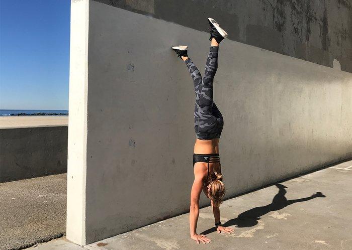 如何倒立行走零基础初学者,空中倒立一字马怎么做初学者