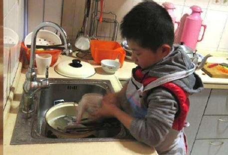 父母寒假赖床玩手机，7岁儿子做早饭，网友：这届父母真难带