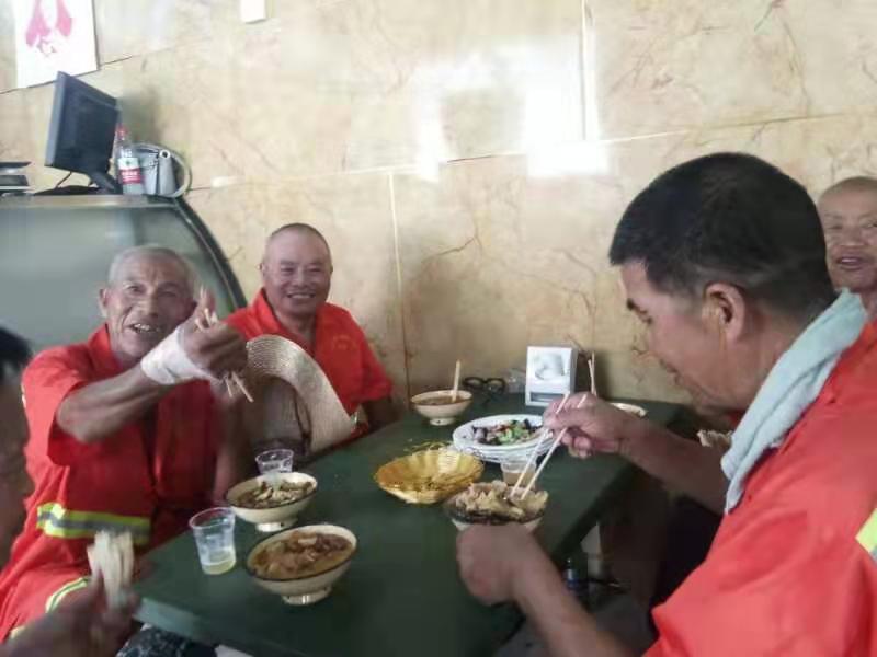 山东好汉郑州开店邀请60名环卫工免费吃饭