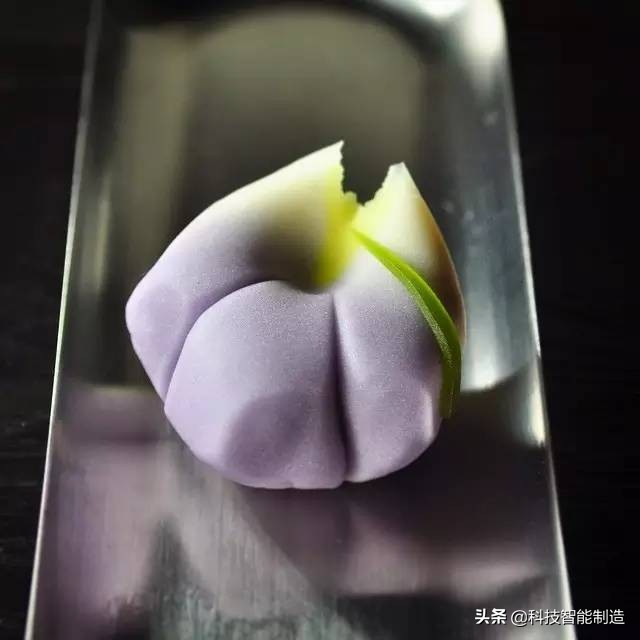 他说自己不是日本匠人，而是和果子艺术家，他做的和果子不忍吃掉