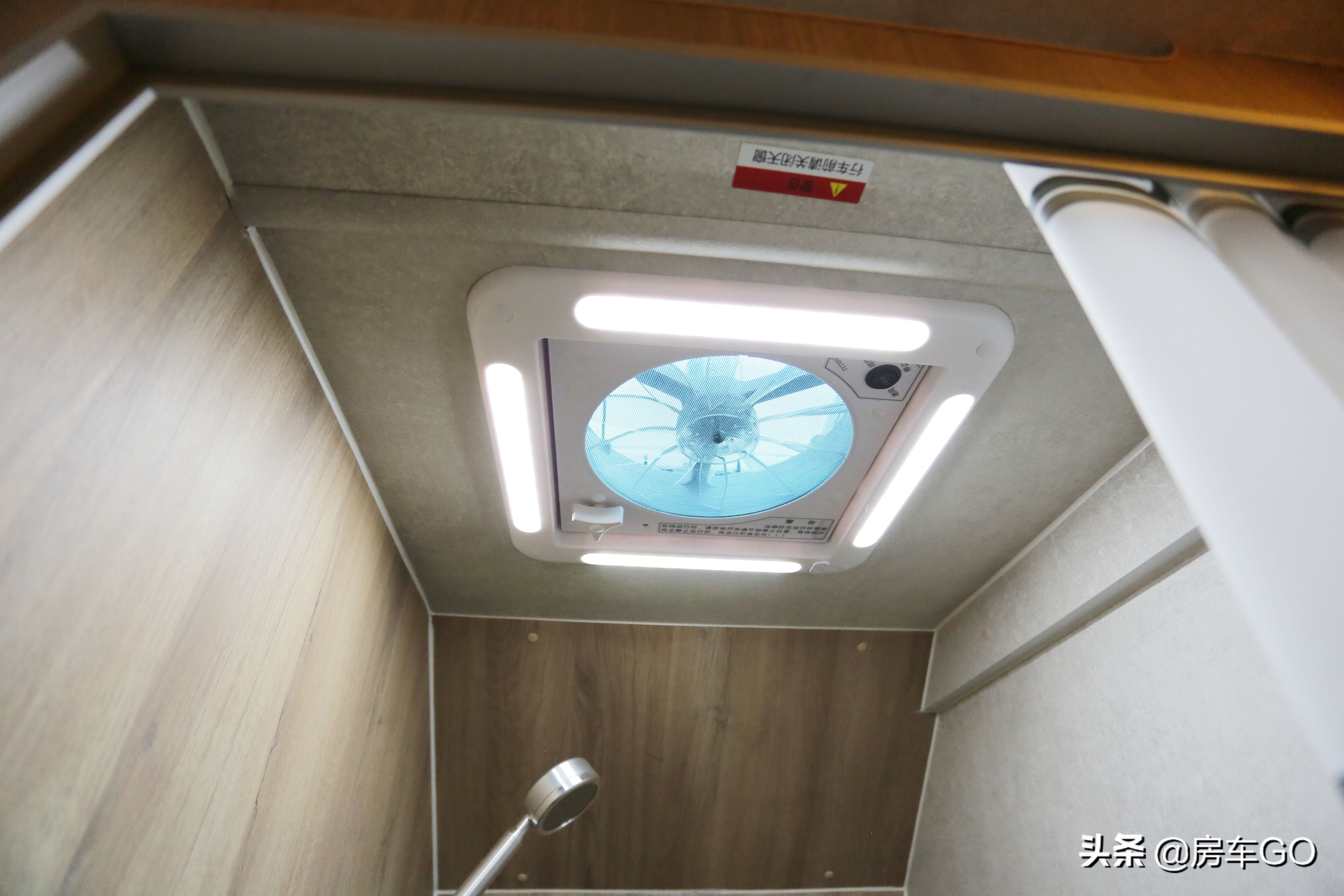 可以上蓝牌的拖挂房车,能住三人小型拖挂房车