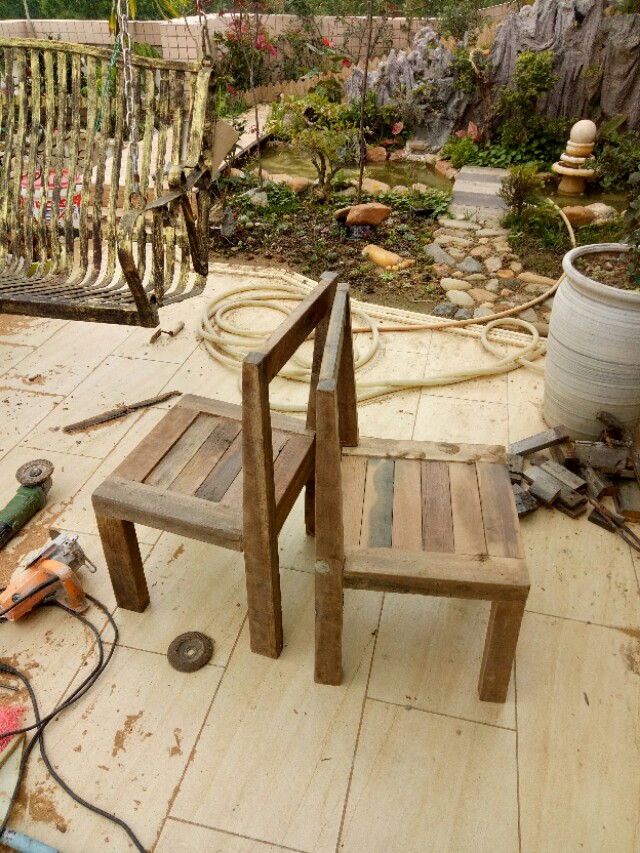 别人不要木头，拿回家做了张茶桌