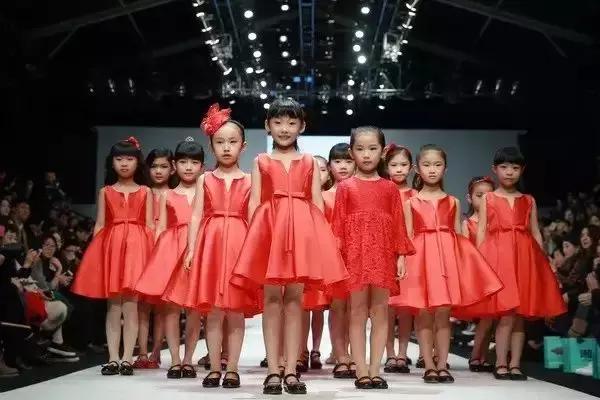 三岁男孩遭亲妈狠踢,3岁孩子被妈妈狠踢现场