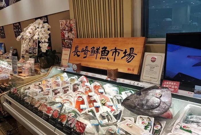 过年去超市囤货,过年没来得及买年货