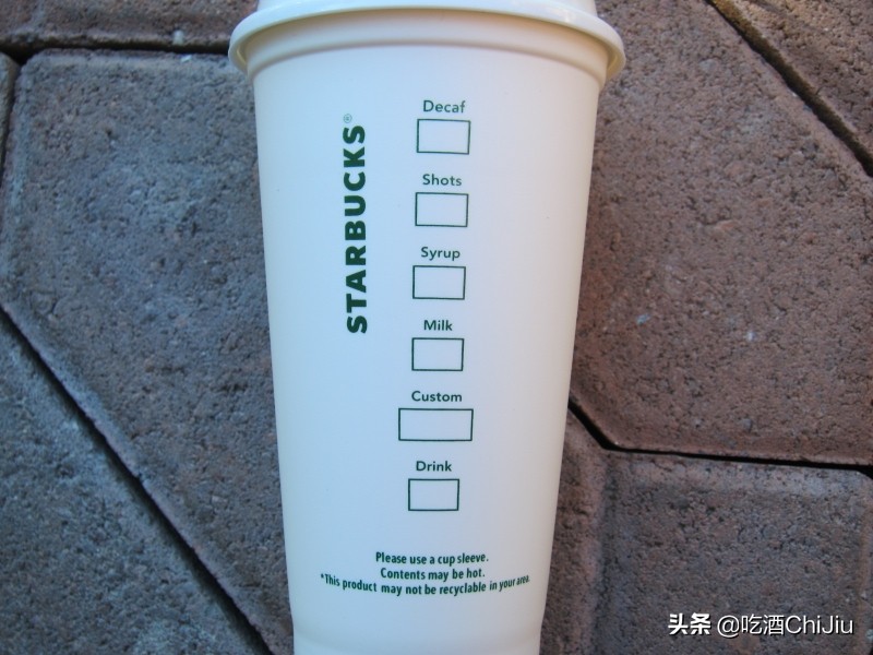 星巴克杯子上的图标红色,星巴克杯子上写的字母代表法
