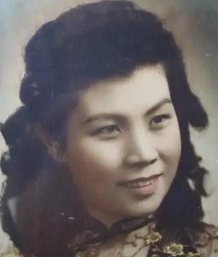 姐姐带弟弟入行，最终都成沪剧名家，曾在台上演母子