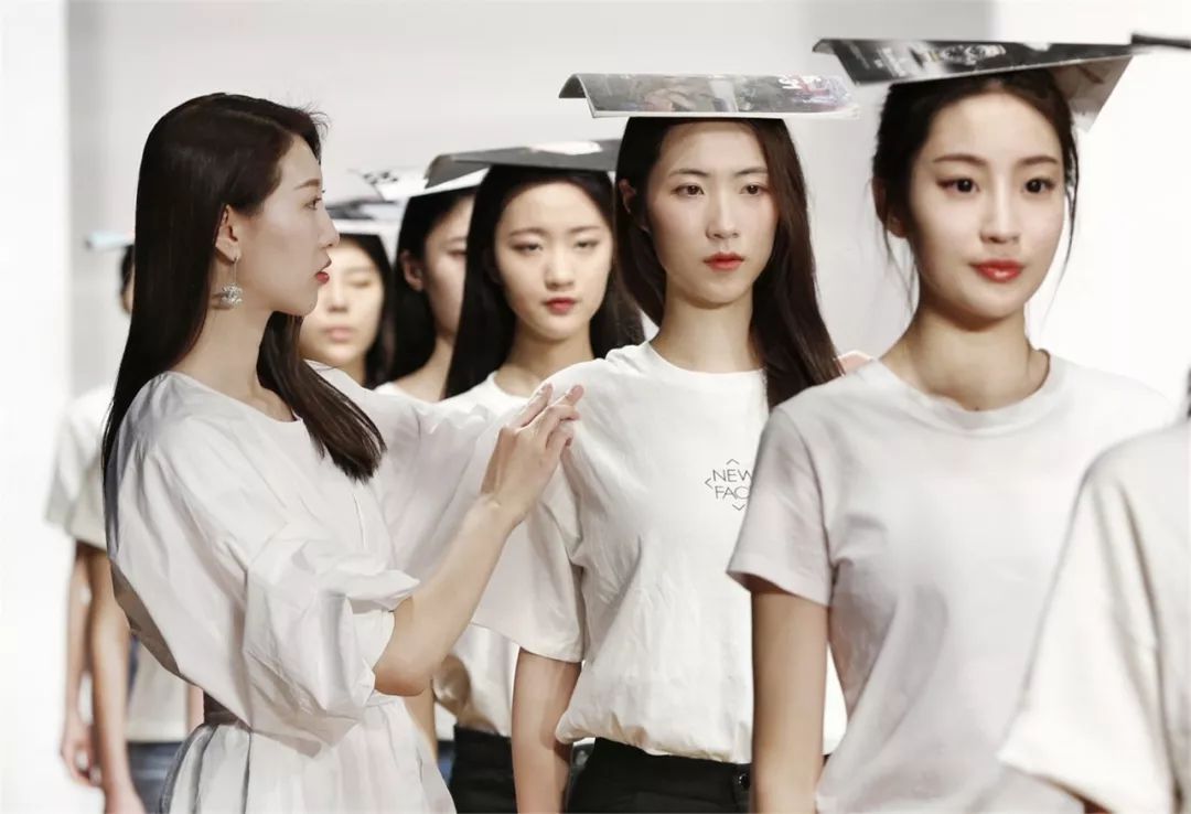 学模特跟爵士哪个有前途,学模特的好处有哪些