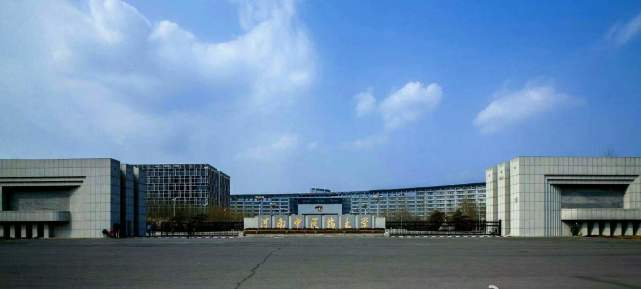 河南医学类最好的大学，男女生比例三比七，拥有“亚洲第一长楼”