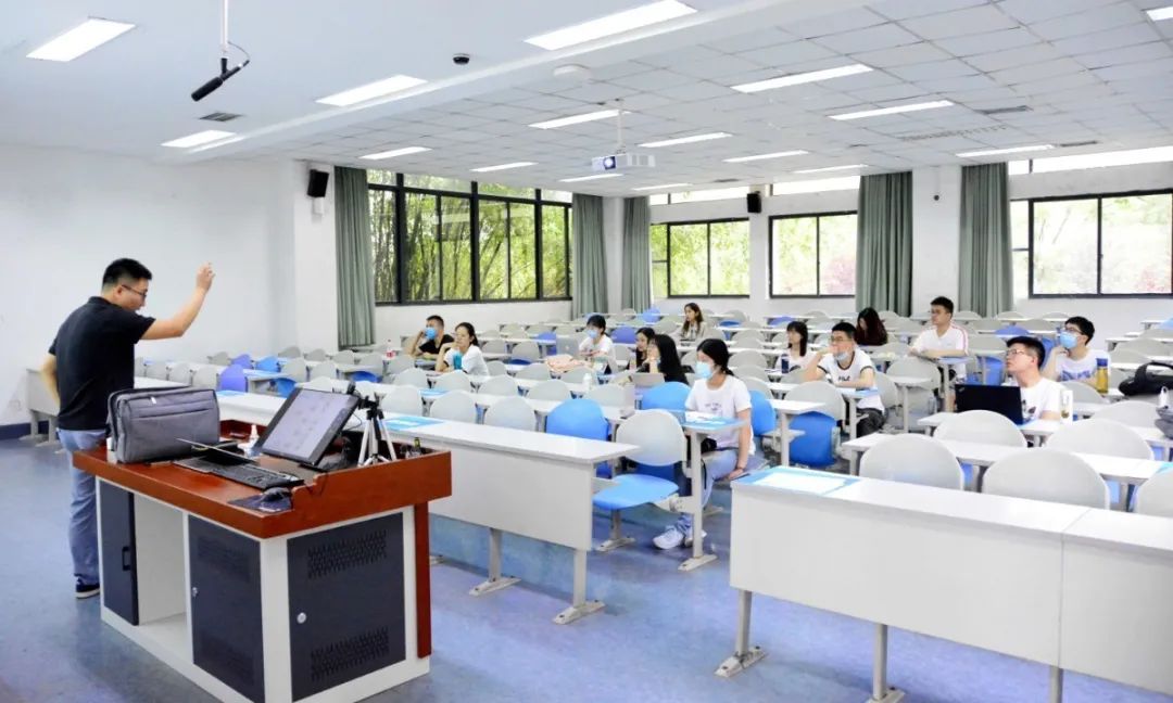 回顾：全面线下复课第一周，这依旧是你熟悉的西财课堂！