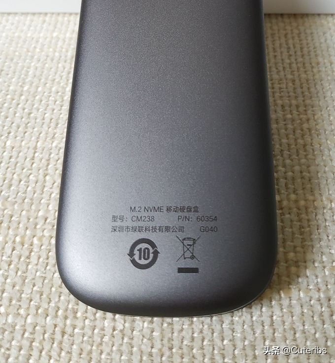 绿联nvme硬盘盒,绿联轻巧款nvme硬盘盒区别