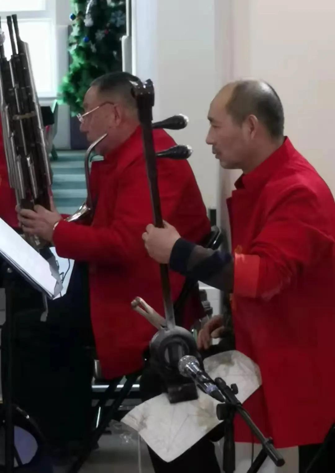 郑州怡丰新都汇社区德艺双馨艺术团大爱无疆做公益演出众人称赞。