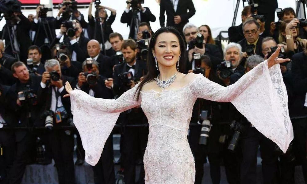 没有烈焰红唇照样slay全场，她的裸色口红真厉害