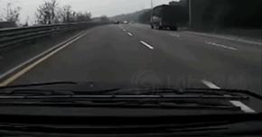 开车路上爆胎了应该找谁,开车遇上汽车爆胎