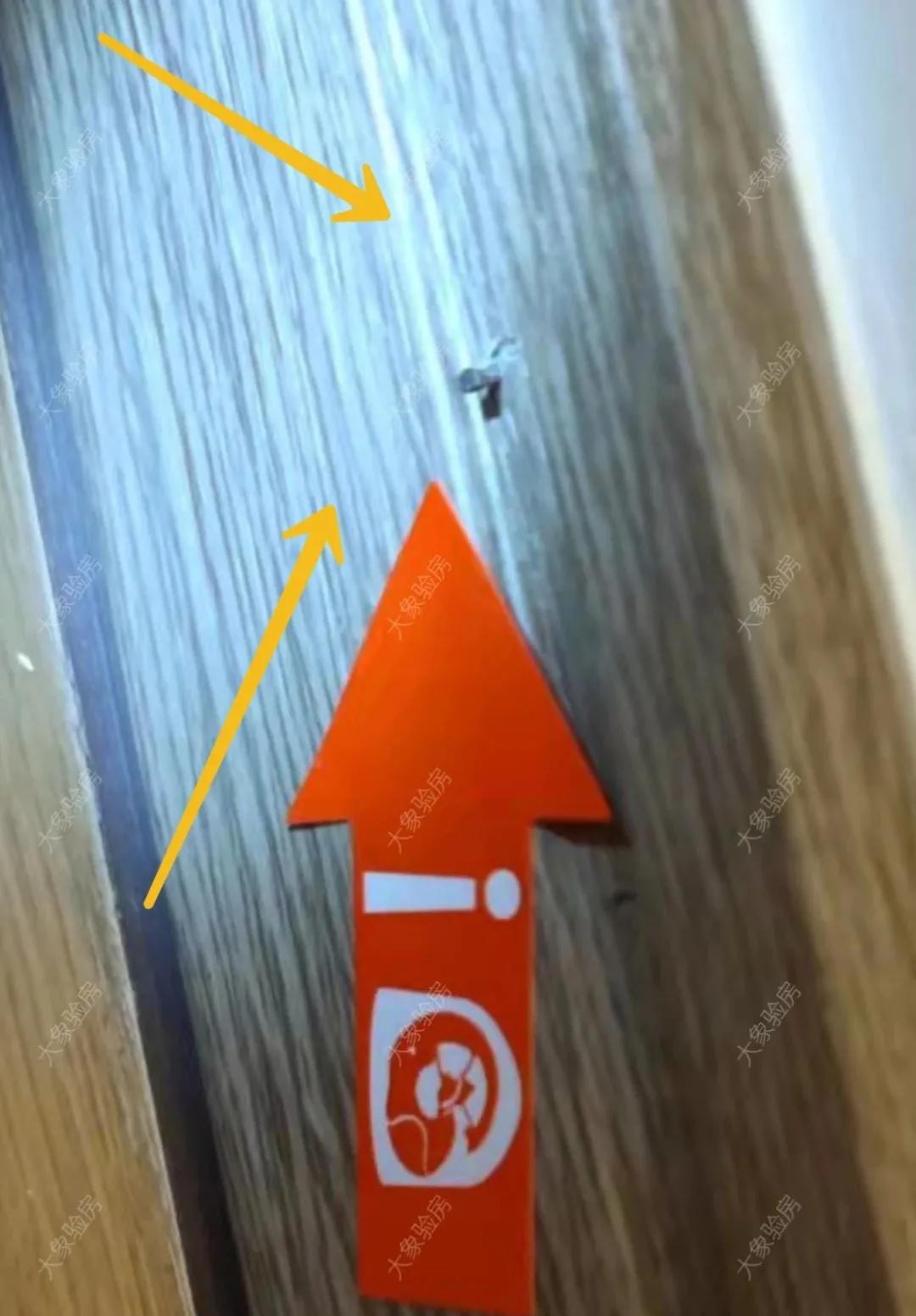 收房发现墙顶维修痕迹,精装房交房时踢脚线乳胶漆脱落