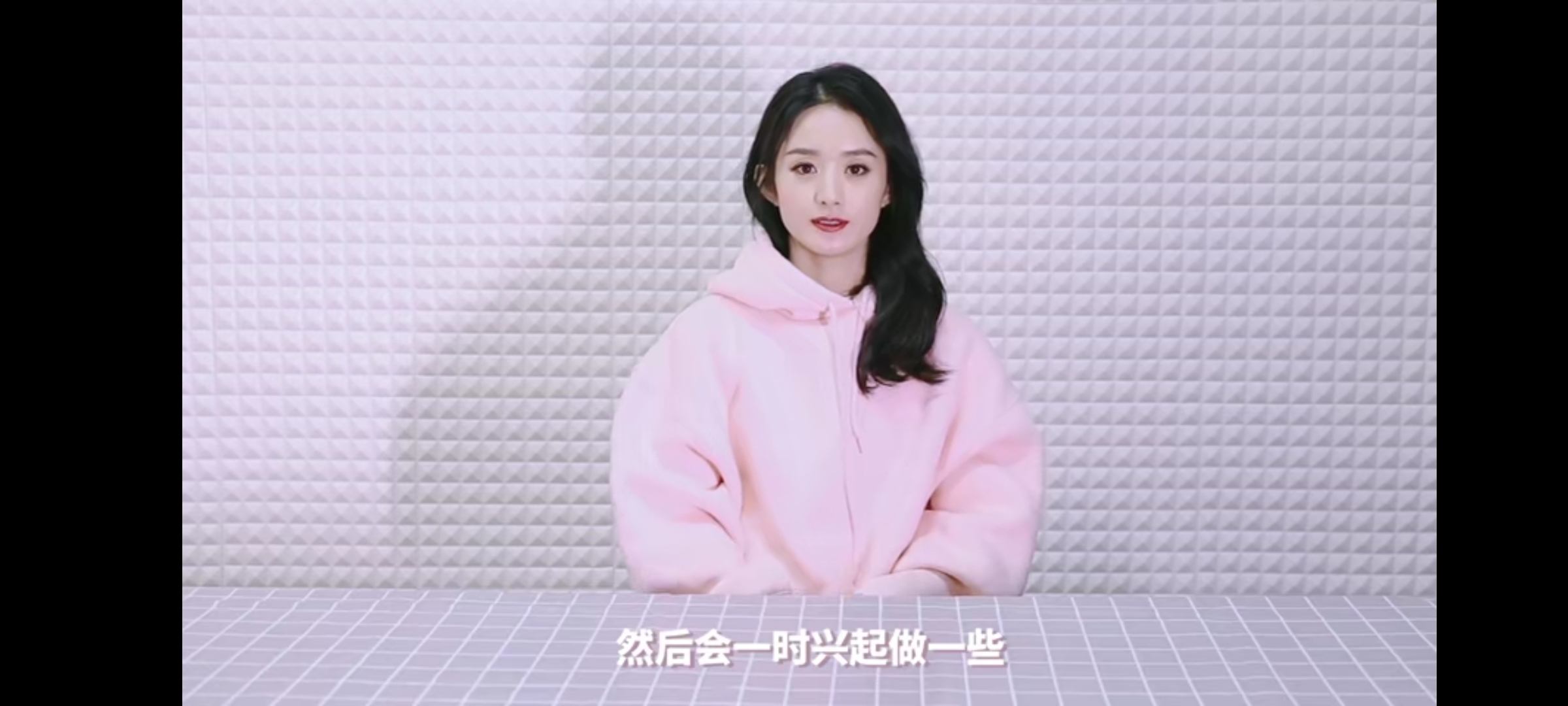 赵丽颖穿露腰卫衣,赵丽颖惊艳红衣