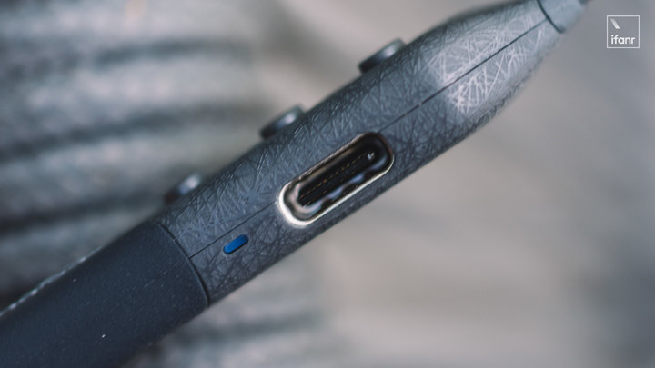 阿迪达斯头戴式运动耳机有降噪吗,阿迪达斯半入耳耳机