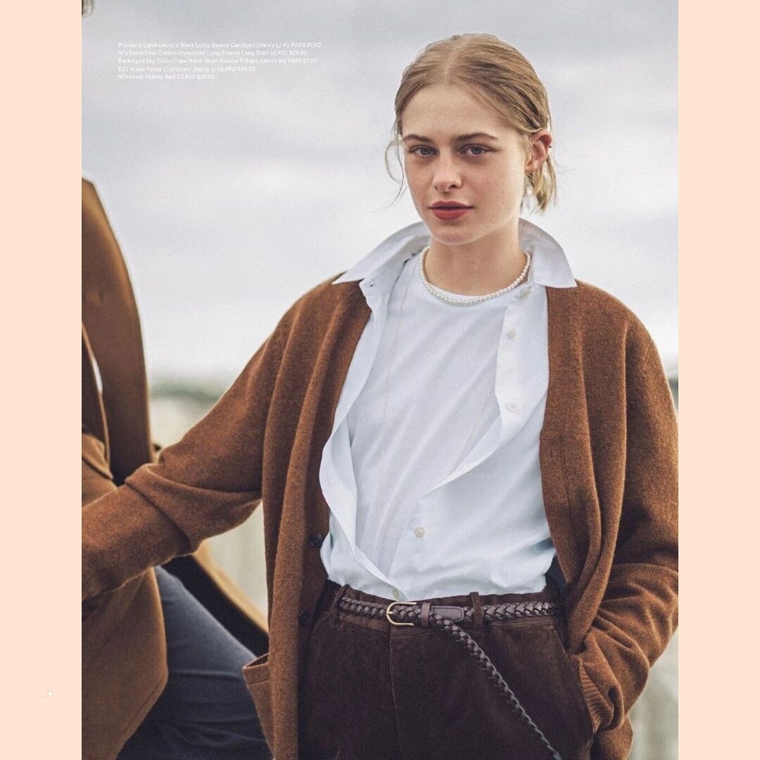 黑色和深咖色哪种颜色适合秋冬穿,浅的奶茶色在冬天里穿颇显氛围感