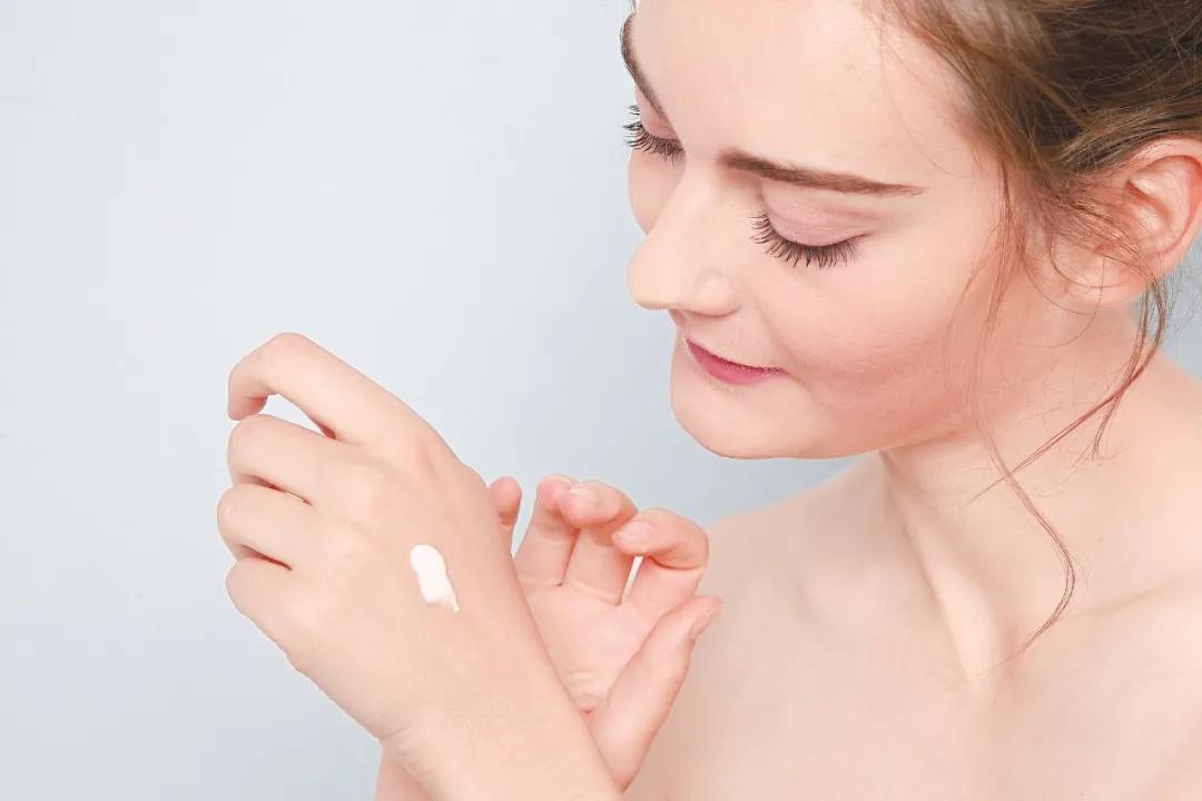 别换粉底了，卡粉真不是它的问题