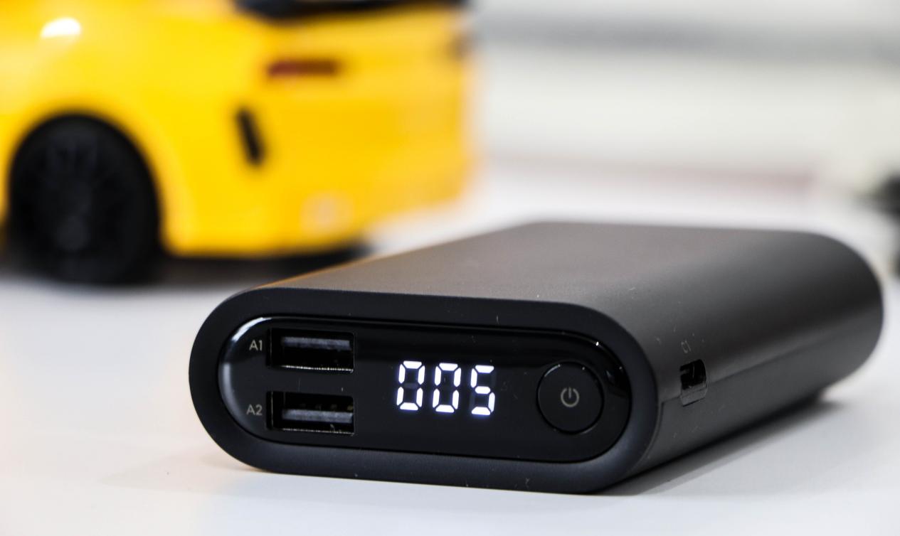 图拉斯自带线快充,图拉斯移动电源