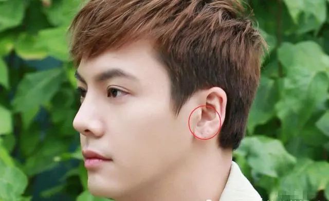 陈伟霆戴耳钉视频,陈伟霆黑色耳钉
