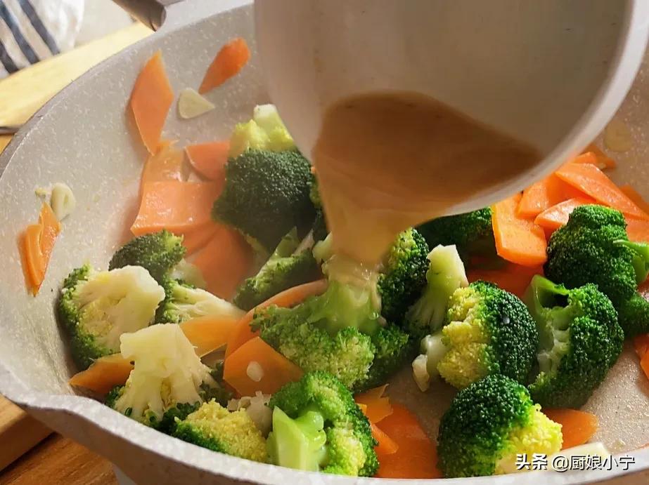 年夜饭西兰花招财,年夜饭必备的家常菜西兰花酿虾滑