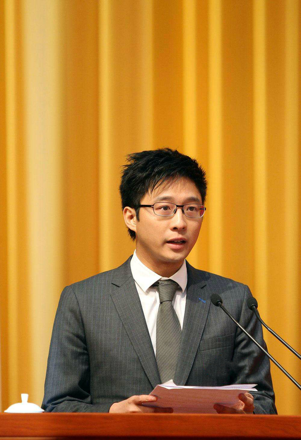 作为霍英东长子，他培养了霍启刚，却与“香港小姐”朱玲玲离婚