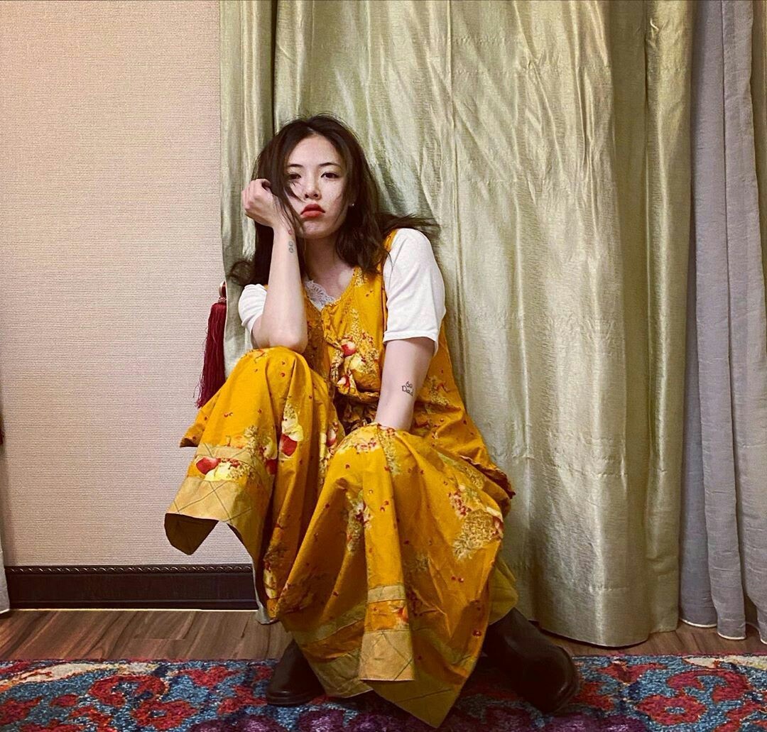 泫雅黑色衣服,泫雅穿红卫衣