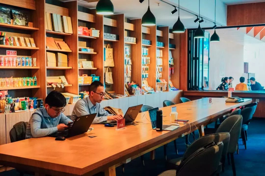 放弃城市40万年薪，夫妻躲进深山造出“最美书店”引600万人围观