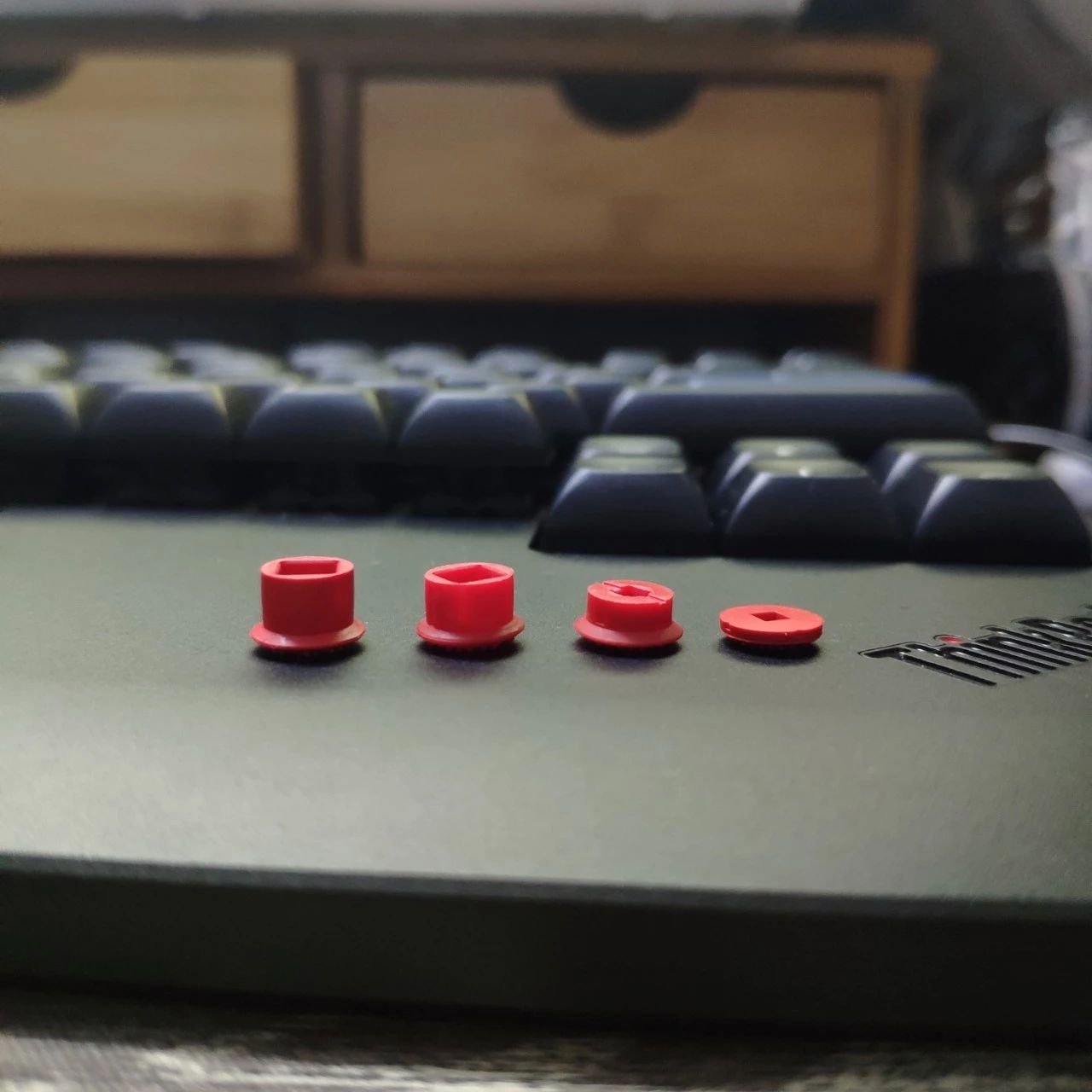 联想thinkpade14小红点是干嘛的,thinkpadlogo上的小红点是灯吗