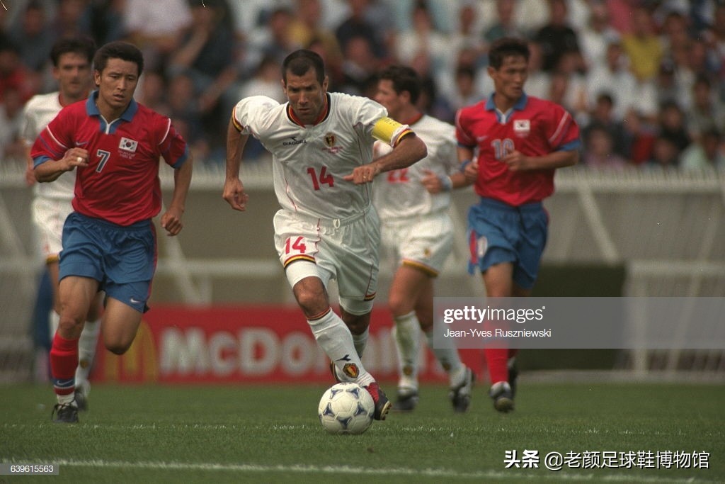 第一个穿白球鞋的球星,马拉多纳南非世界杯场边秀脚法