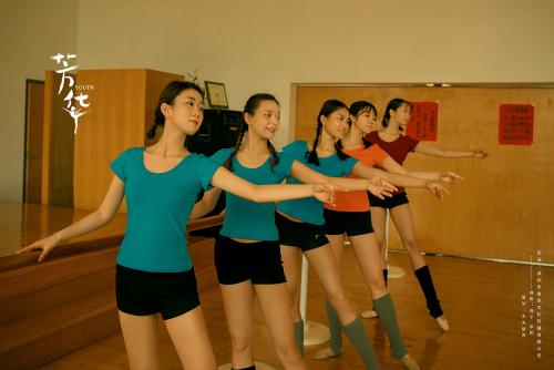 《芳华》表达的是特殊时代的美好？那是因为你没有看小说