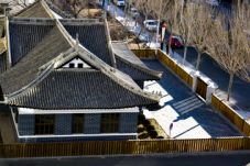 草原上的城市乌兰浩特,草原上升起不落的太阳夕阳正红