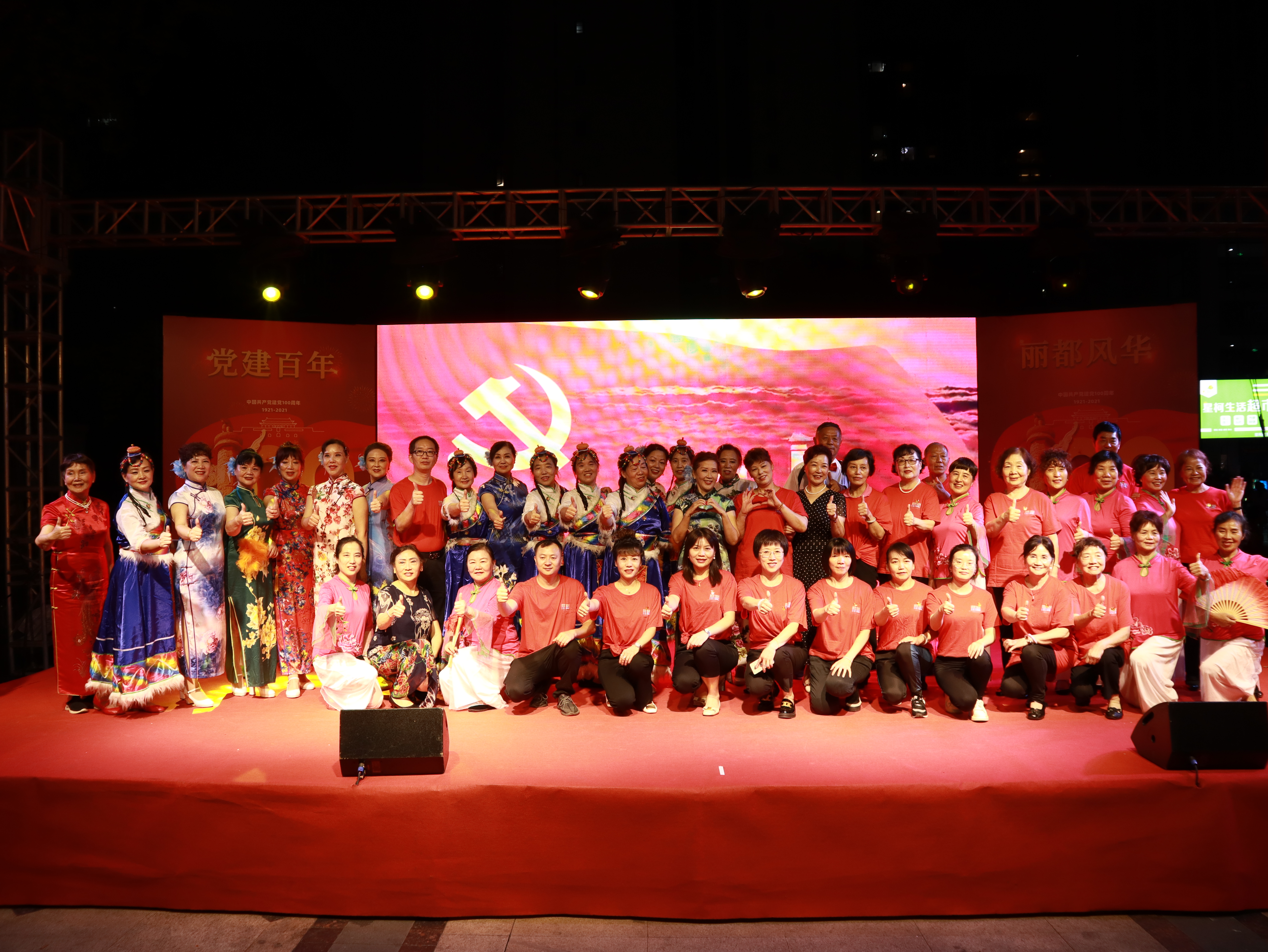 社区居民“全班底”书香花香伴心香——丽都花园社区“*党**建百年丽都风华”活动赢得居民交口称赞