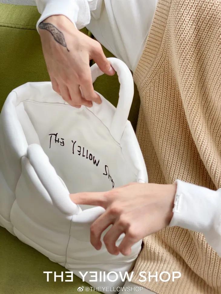 22W劳力士，热巴选择配百元包包出街