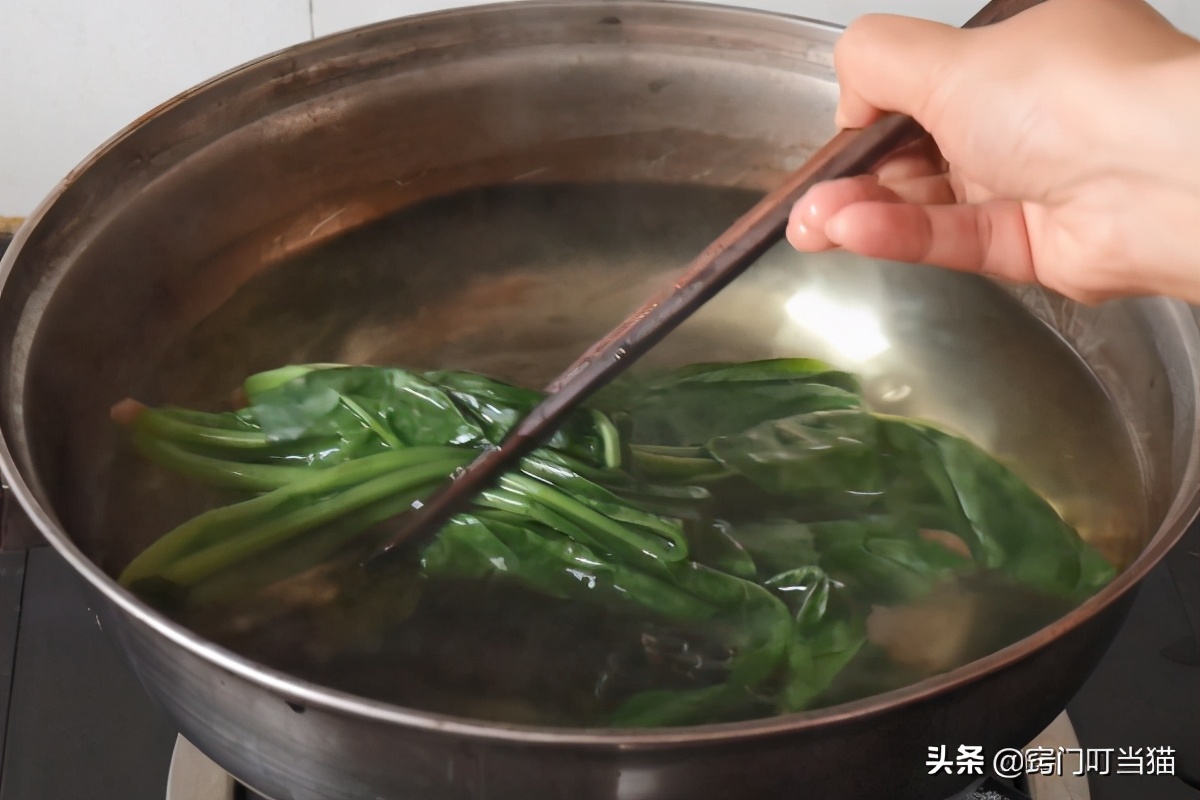 穿久的黑色衣服发白如何焕然一新,如何让褪色的黑色衣服变新