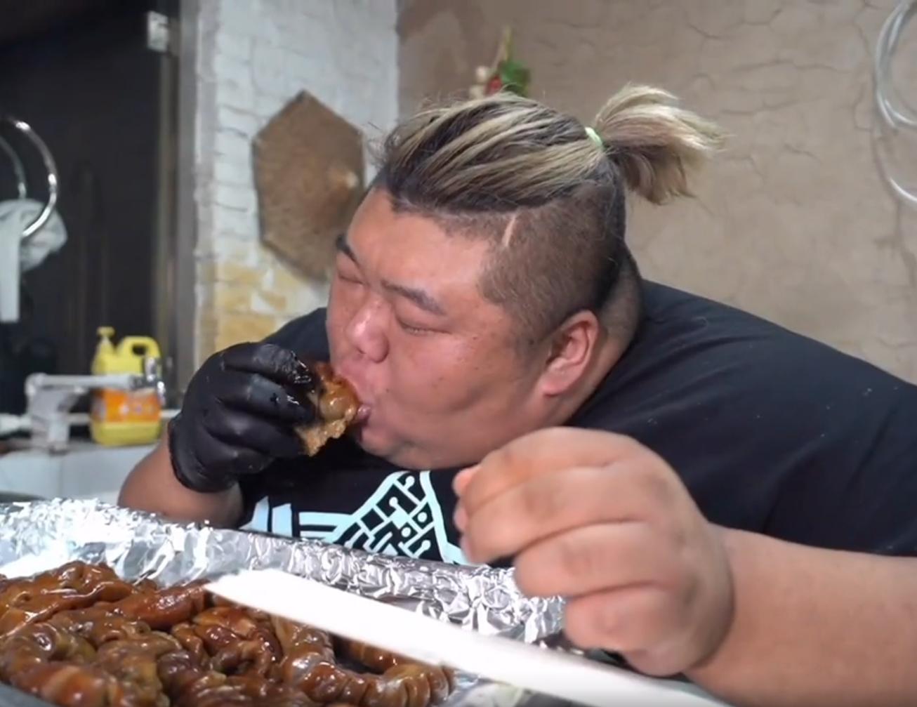 600斤胖猴仔呼吸困难还吃，猪大肠一口一根，洗洁精都往锅里煮