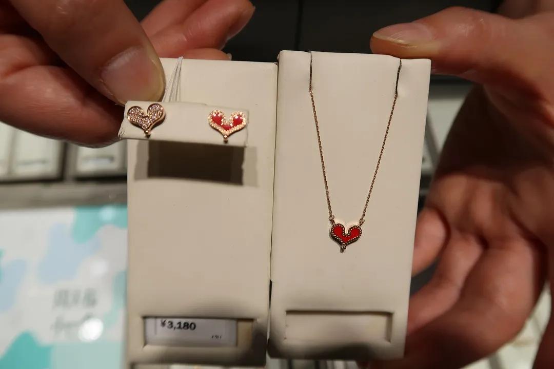 冬日劲爆献礼，引燃圣诞狂欢！利群集团城阳购物广场推出圣诞钜惠活动，精彩势不可挡