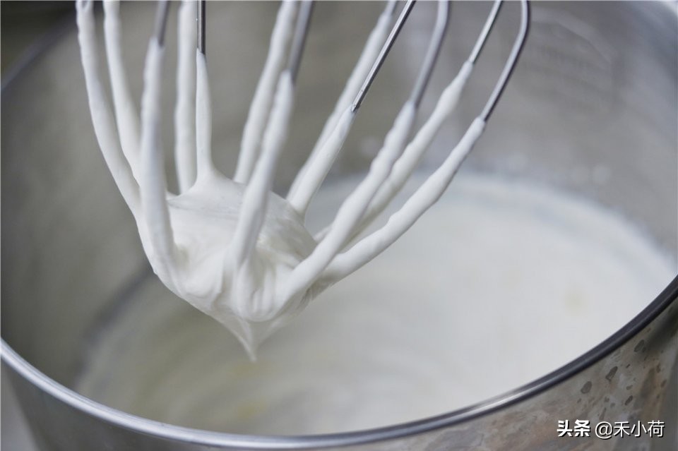 婆婆买一箱芒果吃不完,做成蛋糕香甜细腻,女儿一口气吃了3份