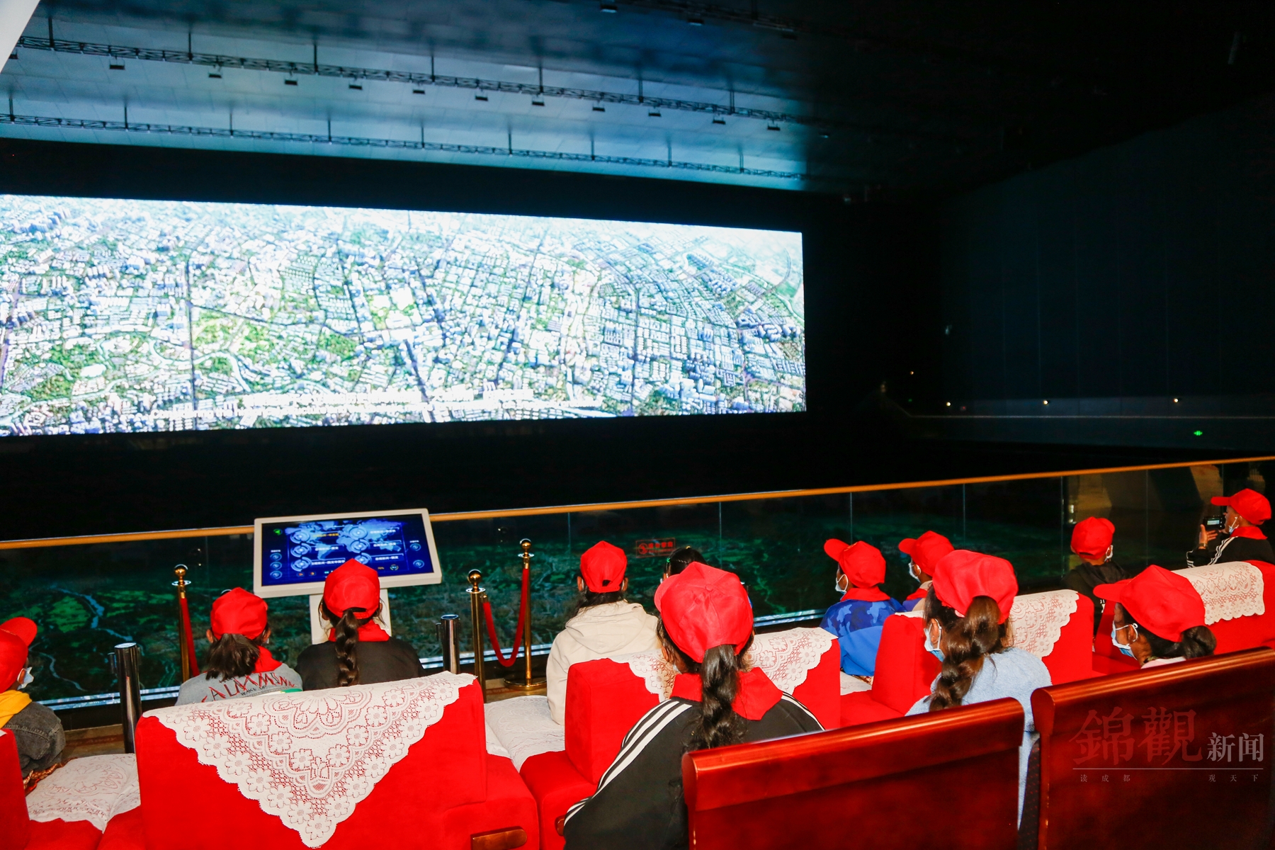 穿越雪域高原感受公园城市20名甘孜足球小将体验成都