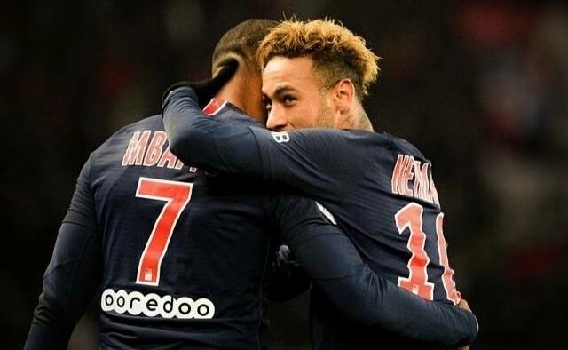 内马尔和姆巴佩戴面具更衣室庆祝，不过面具原型可是了不起的人物