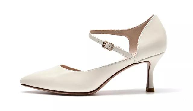 凉鞋发黄怎么清洗变白,新拖鞋凉鞋怎样清洗