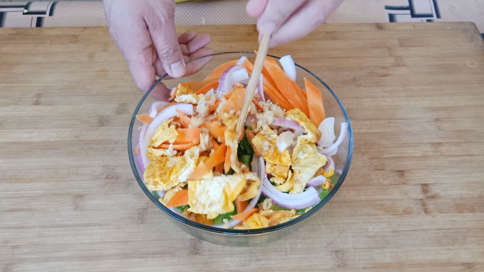 凉拌苦瓜怎么做才不苦又好吃,最简单凉拌苦瓜的最佳做法