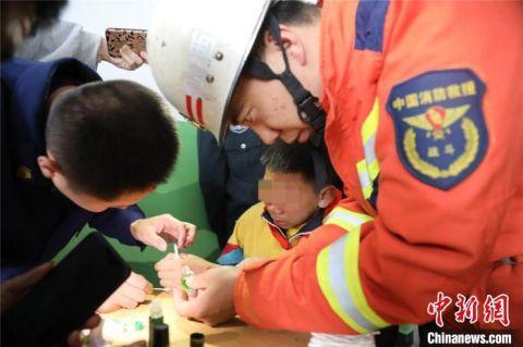 502胶水不小心搞到木板上,502胶水被粘住找消防队