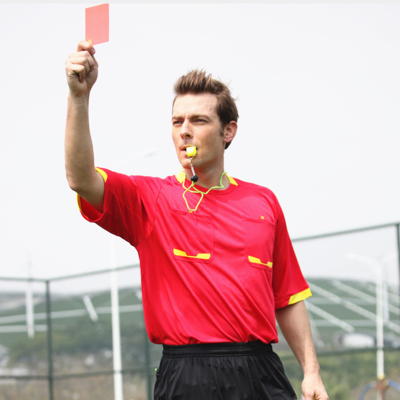 足球裁判最基本的一招,怎样才能当足球裁判