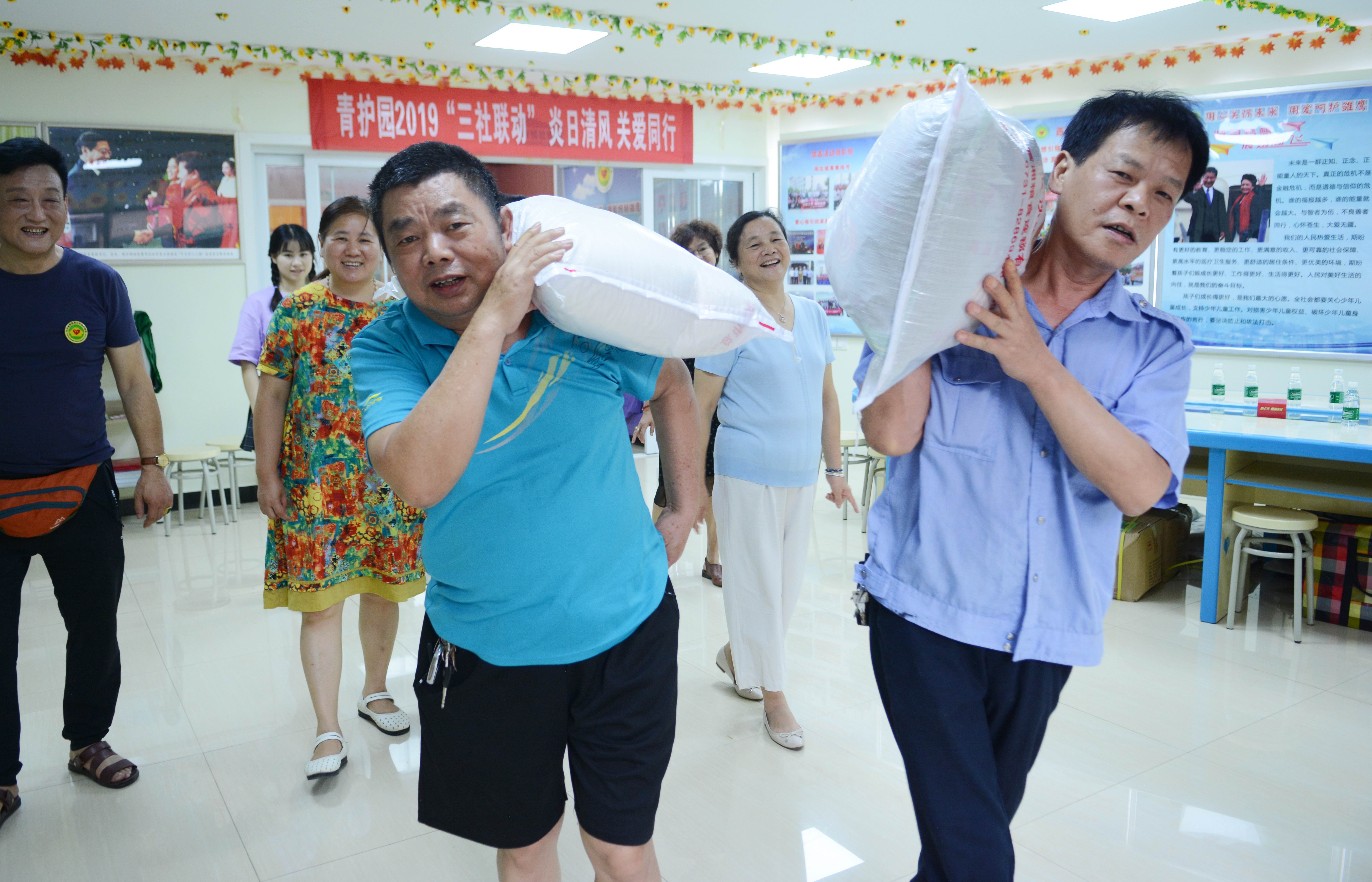 “孟妈妈青护园”志愿者向劳动者送凉爽